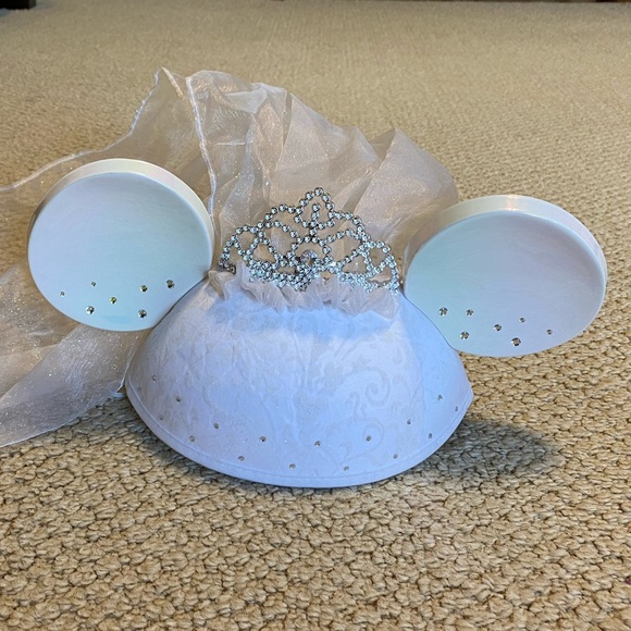 Disney Accessories - Minnie Mouse Wedding Bride Ears Hat Disney NWT
